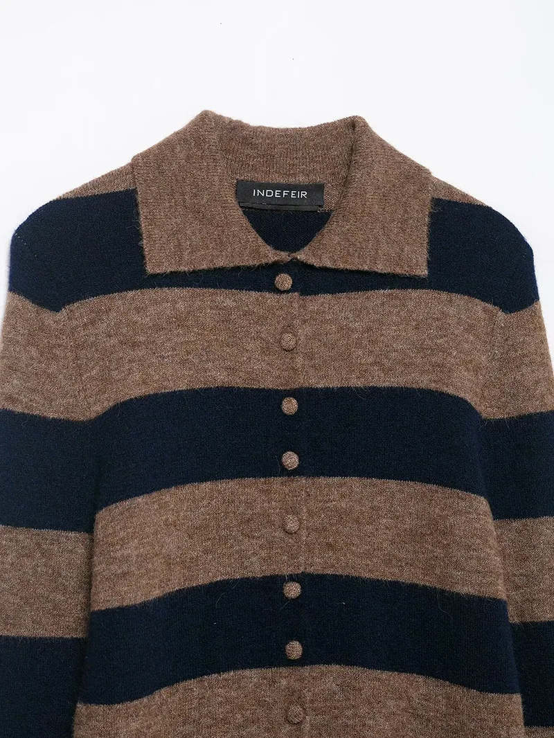 Elegancki sweter damski w paski z dzianiny, casualowy, z kołnierzykiem polo, z długim rękawem, zapinany na jeden guzik, sweter wkładany przez głowę, odzież dzianinowa damska na jesień i zimę.