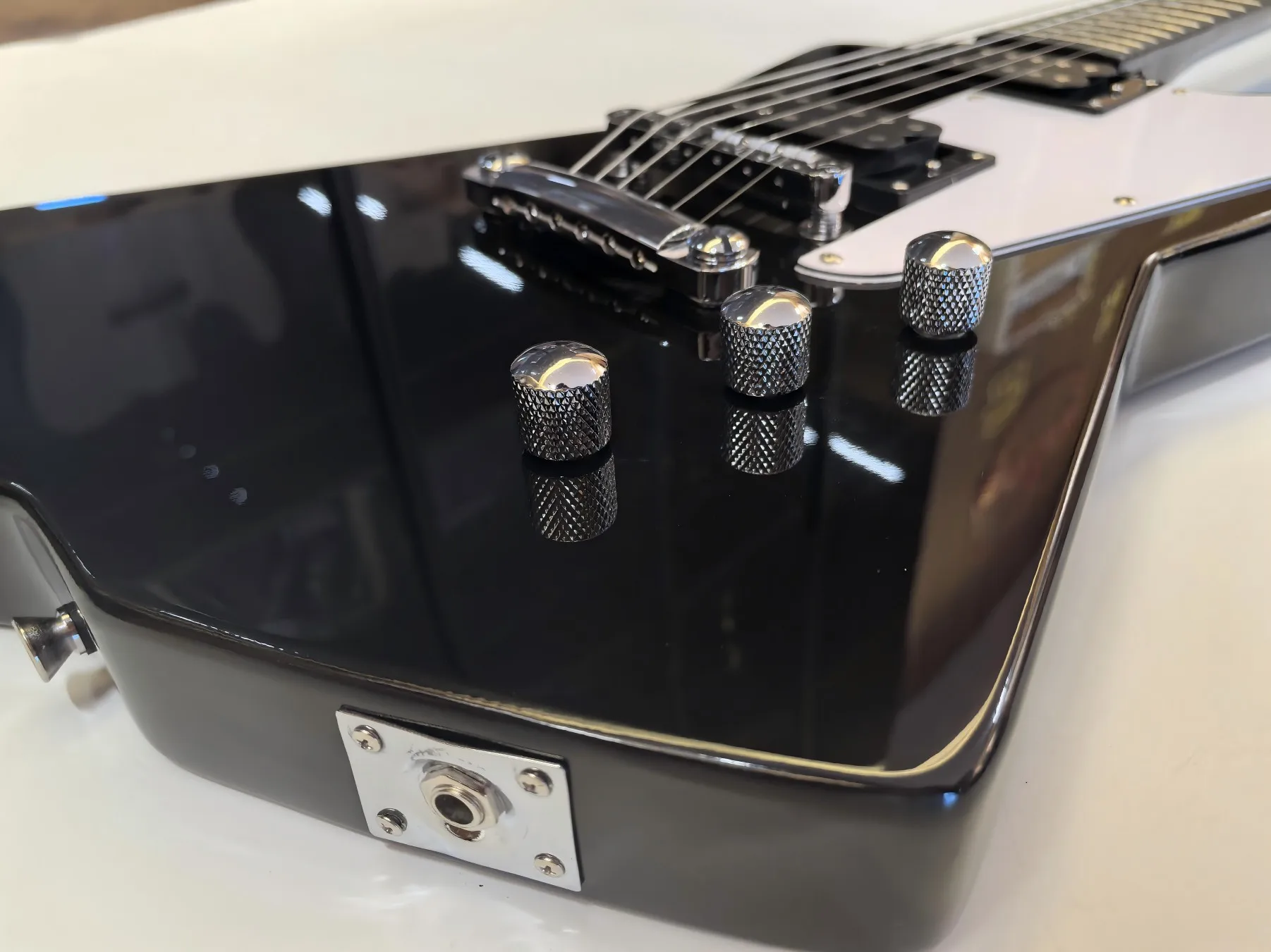 النماذج النشطة: المخزون، يمكن شحن الطلبات! جيتار كهربائي غير منتظم أسود 22 فريت مكون من 6 أوتار، وصلة من قطعة واحدة!