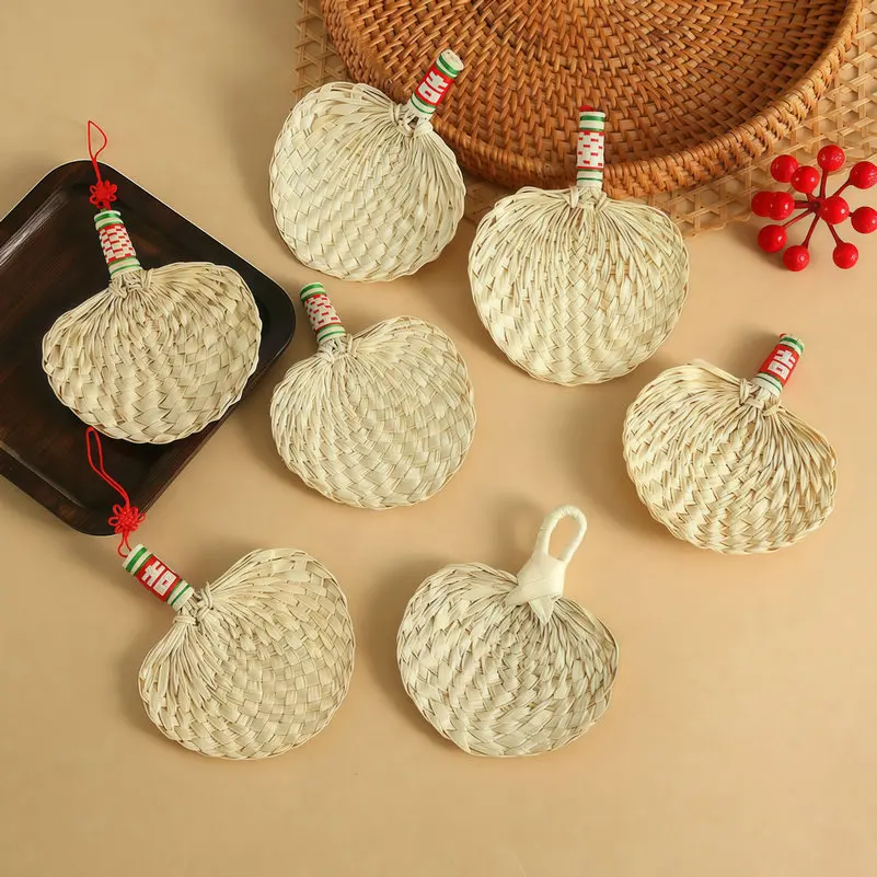 Handmade Woven Cattail Leaf Fan Summer Heart-shaped Mini Fan Small Fan for DIY Floral Bouquet Decorative Materials Home Decor