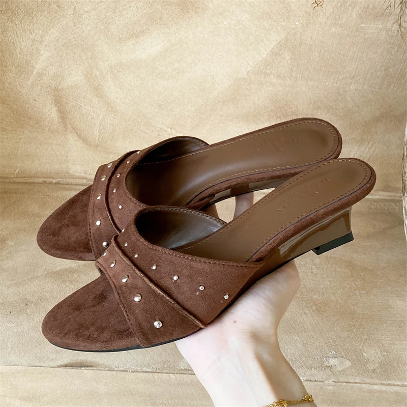 Sandalias Aneikeh de Moda Vintage Marrón, con Decoración de Remaches, de Ante Sintético, con Punta en Pico, Tacón Bajo de Cuña, Estilo Mule, para Mujer, para el Verano