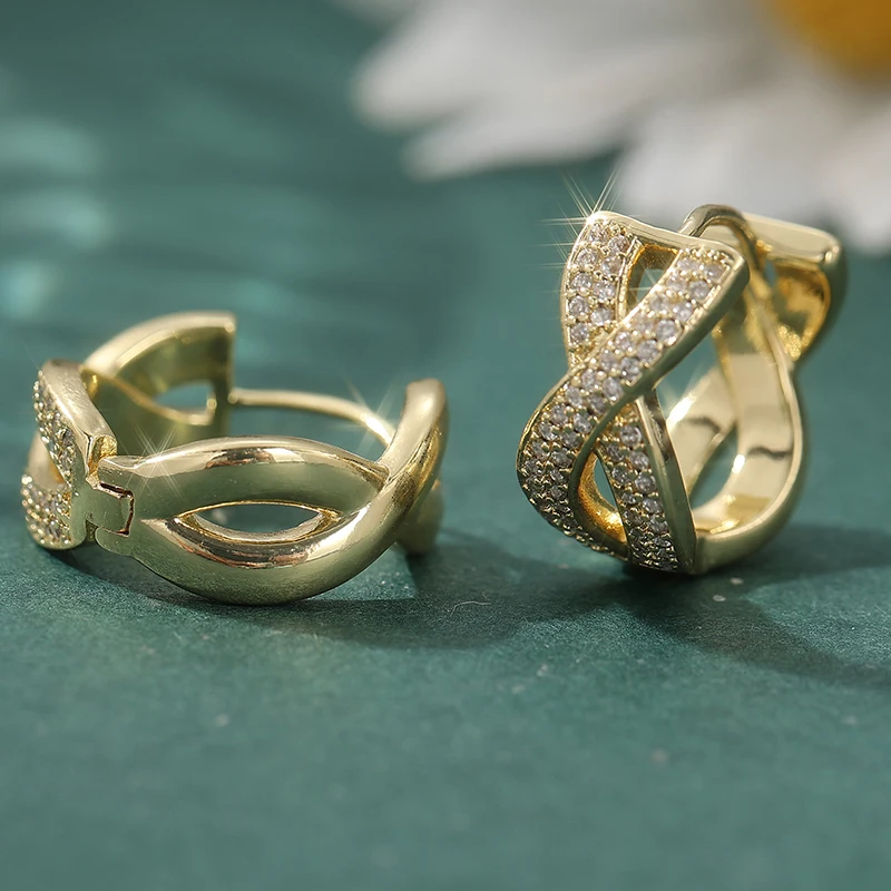 Luxuriöse Goldfarbene Weiße CZ-Creolen Damen-Ohrringe Metall Handgeschnitzte Geometrie für Party und Alltag – Detail 4