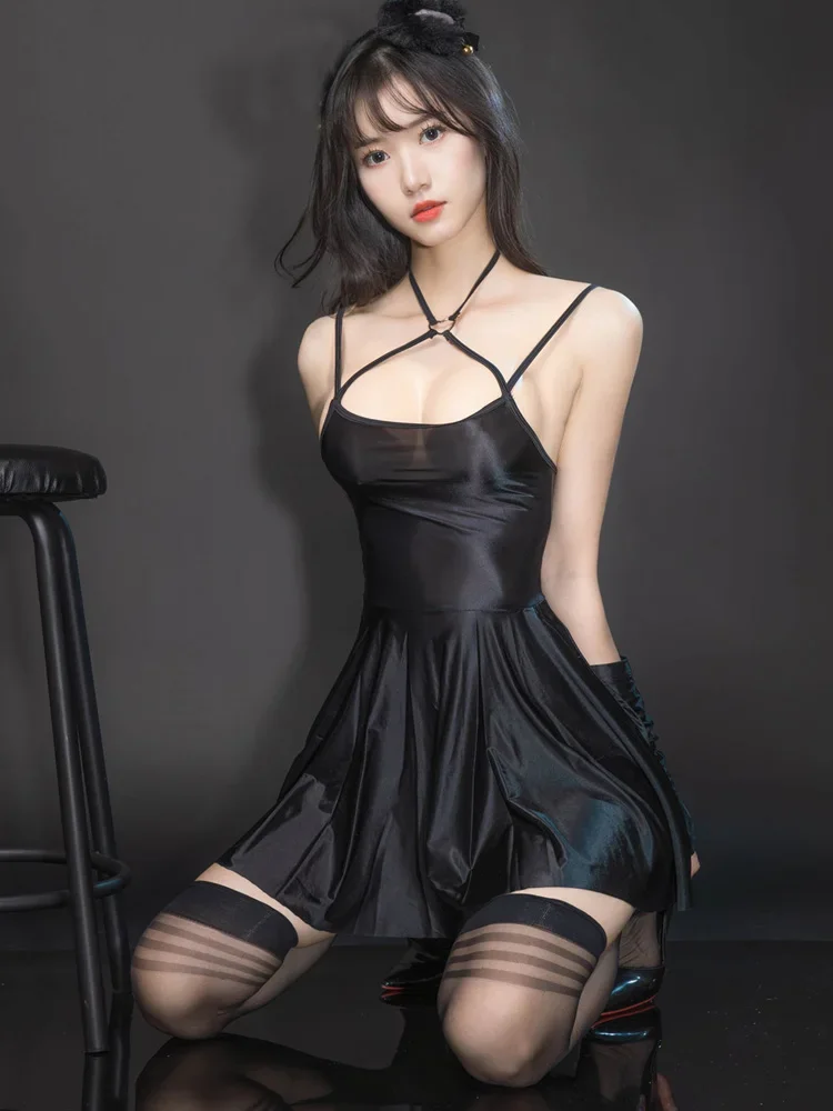 セクシーな背中見せサテン滑らかオイルグロスプリーツマイクロミニドレス包帯スリーブレスタイトユニフォームメイドフリルドレスステージウェア