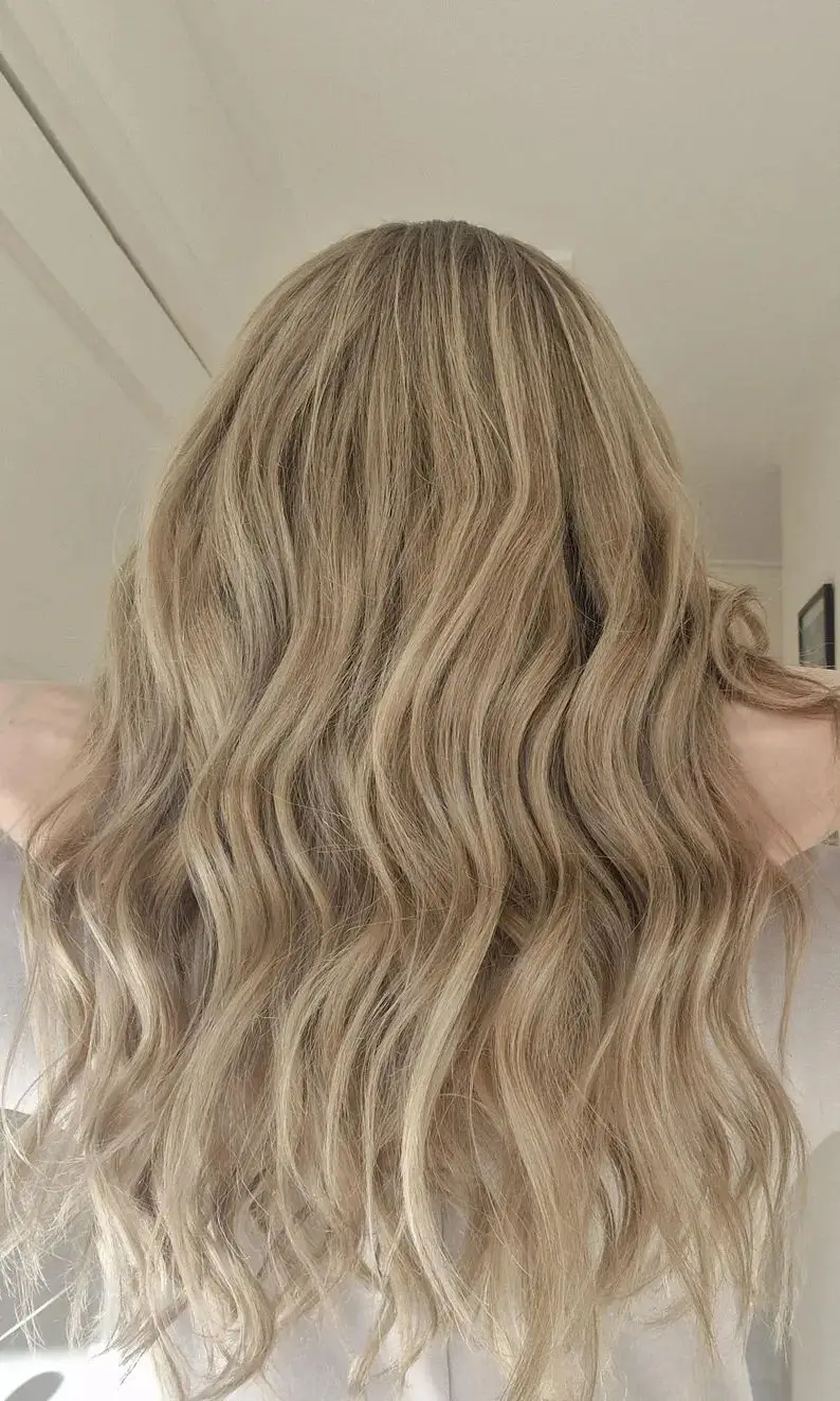 Wig Wanita Highlight Ombre Pirang Muda Berkualitas Tinggi Wig Sintetis Lace Front Wig Wanita Model Body Wave Wig Belahan Rambut Bebas Belahan Tengah