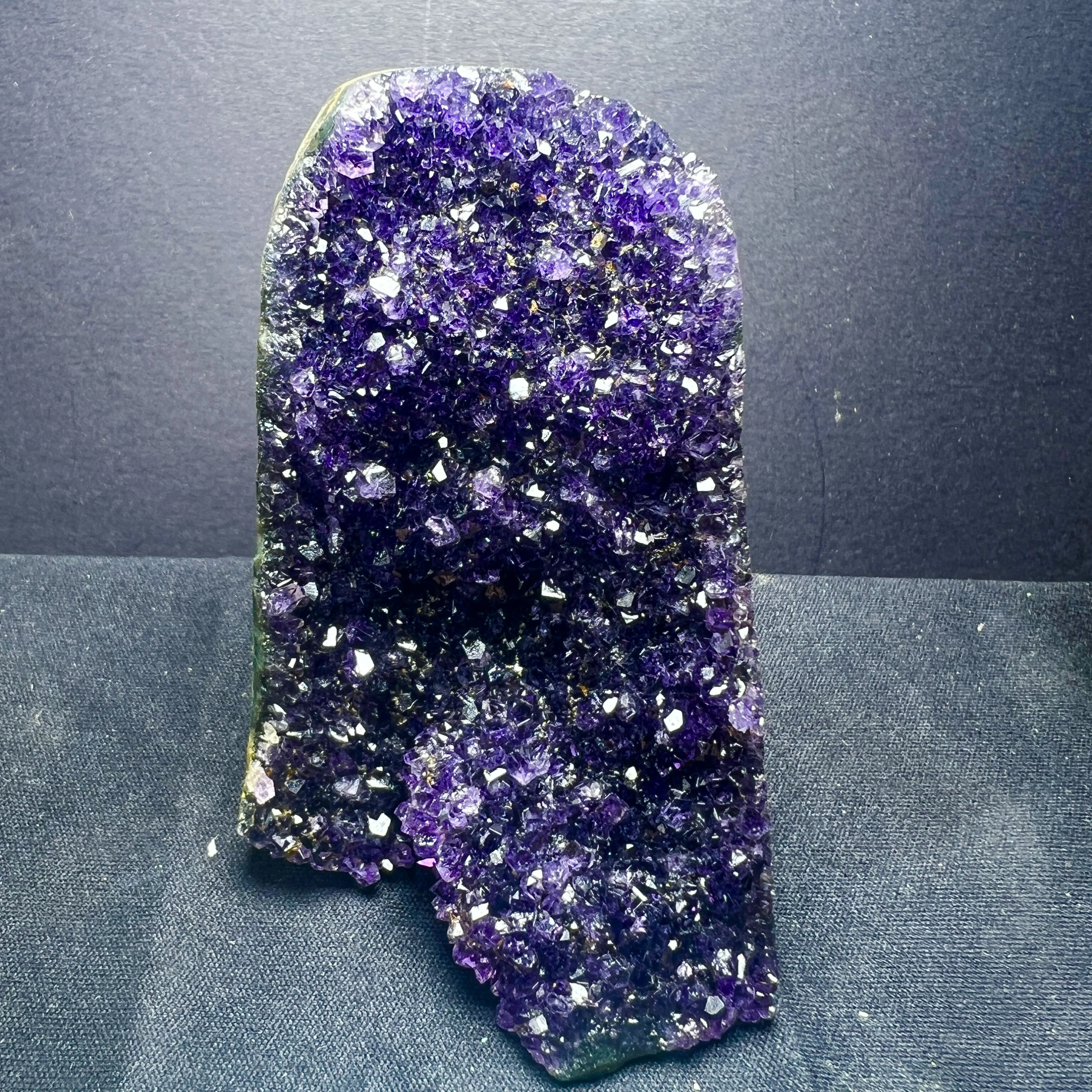 Espécimen de piedra cruda de cristal mineral de amatista rara natural seleccionado para reconocimiento, colección y exhibición.