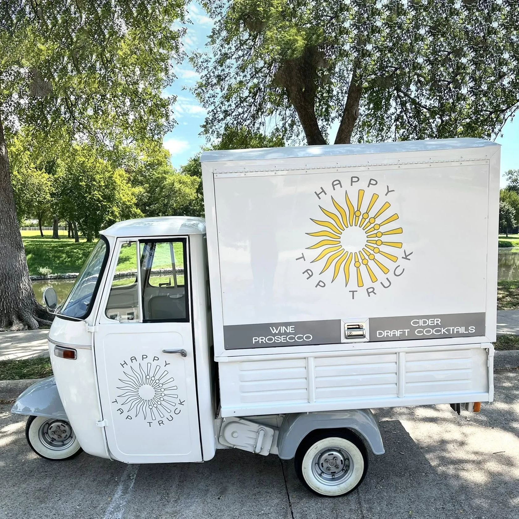 

Tuk Tuk Food Cart Trailer Tricycle Food Truck Cargo Tricycle for Sale Fast Food Cart Car for Sale