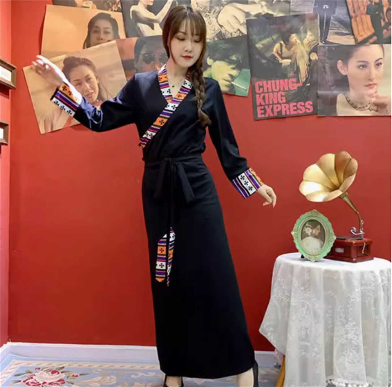 

Черное платье в этническом стиле с длинными рукавами и юбкой Bora