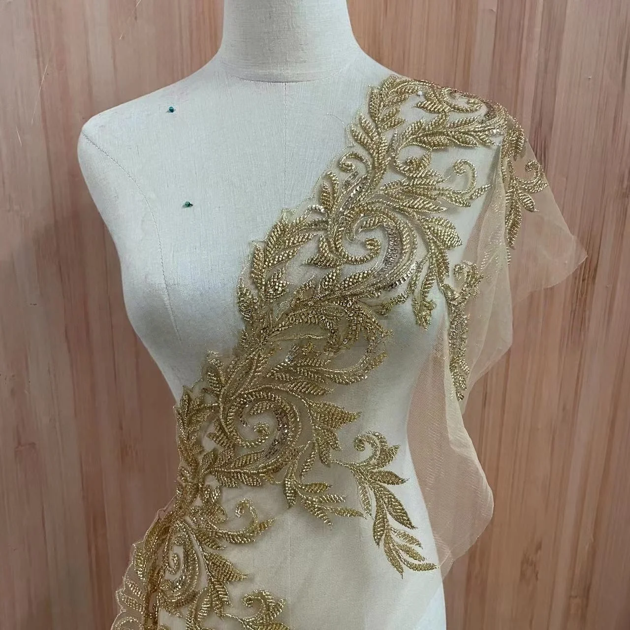 Finiture in pizzo ricamato con perline e paillettes con motivo applicato da sposa per tessuti per abiti da sposa