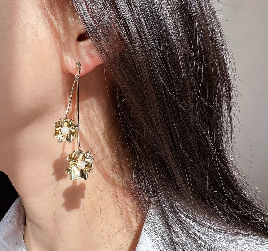 Foreign trade jewelry fashion wrinkle texture strewn at random flower earrings Pearl pistil ear clip earrings without ear holes.