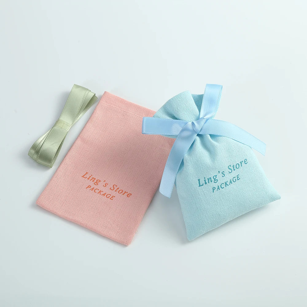 50 Uds. Bolsa de algodón de muselina con logotipo personalizado, joyería rosa, blanca, azul y púrpura, con cinta DIY, embalaje de regalo, bolsas de almacenamiento para boda