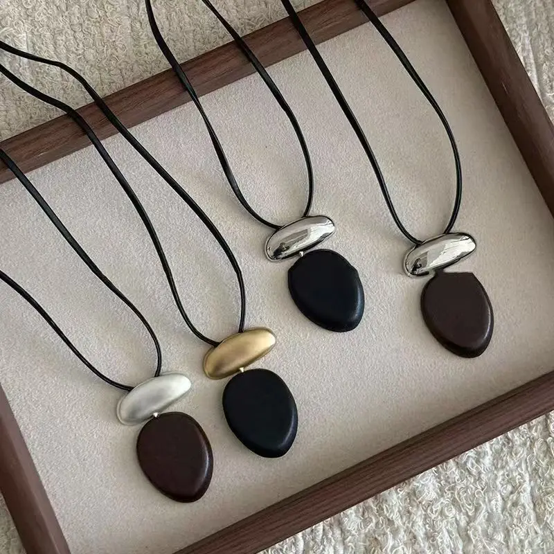 

Vintage Wooden Oval Pendant Necklace for Women Minimalist Matte Metal Block Adjustable Leather Rope Sweater Chain Jewelry