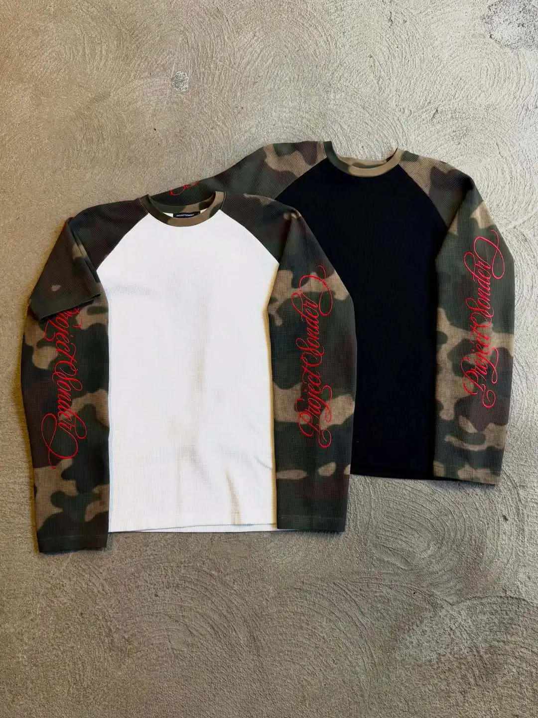 Amerikanisches Camouflage-T-Shirt mit Farbblock-Ärmeln, Vintage High-Street-Design, Nischenmode, Langarm-Oberteil für Herren – Detail 6