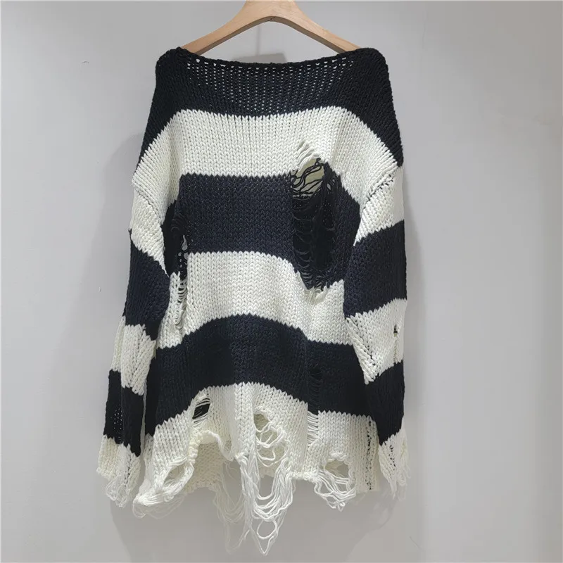 เสื้อถักลายริปสไตล์อาร์ติซานพร้อมลายทางโดดเด่น ทรงโอเวอร์ไซส์ สไตล์เก๋ไก๋อย่างง่ายดาย เสื้อสเวตเตอร์ที่คุณต้องมีติดตู้เสื้อผ้า