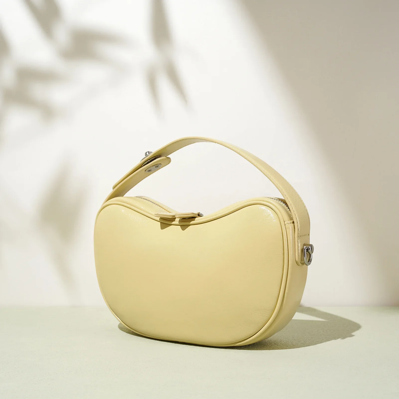 2025, erbsenförmige Lamm-Lammfell-Tragetasche für Damen, handwerkliche Umhängetasche, Boutique, gebogene Silhouette, elegante Luxus-Handtaschen