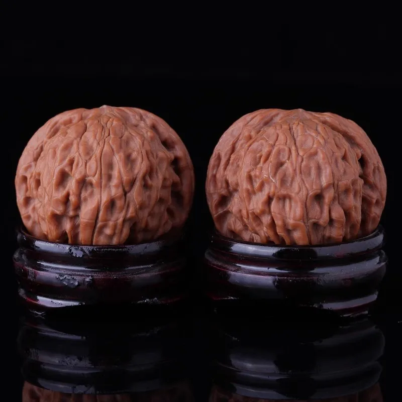 Natural walnut hand-held pieces, a pair of high-quality collectible wooden items, featuring a lion head design with a slightly p