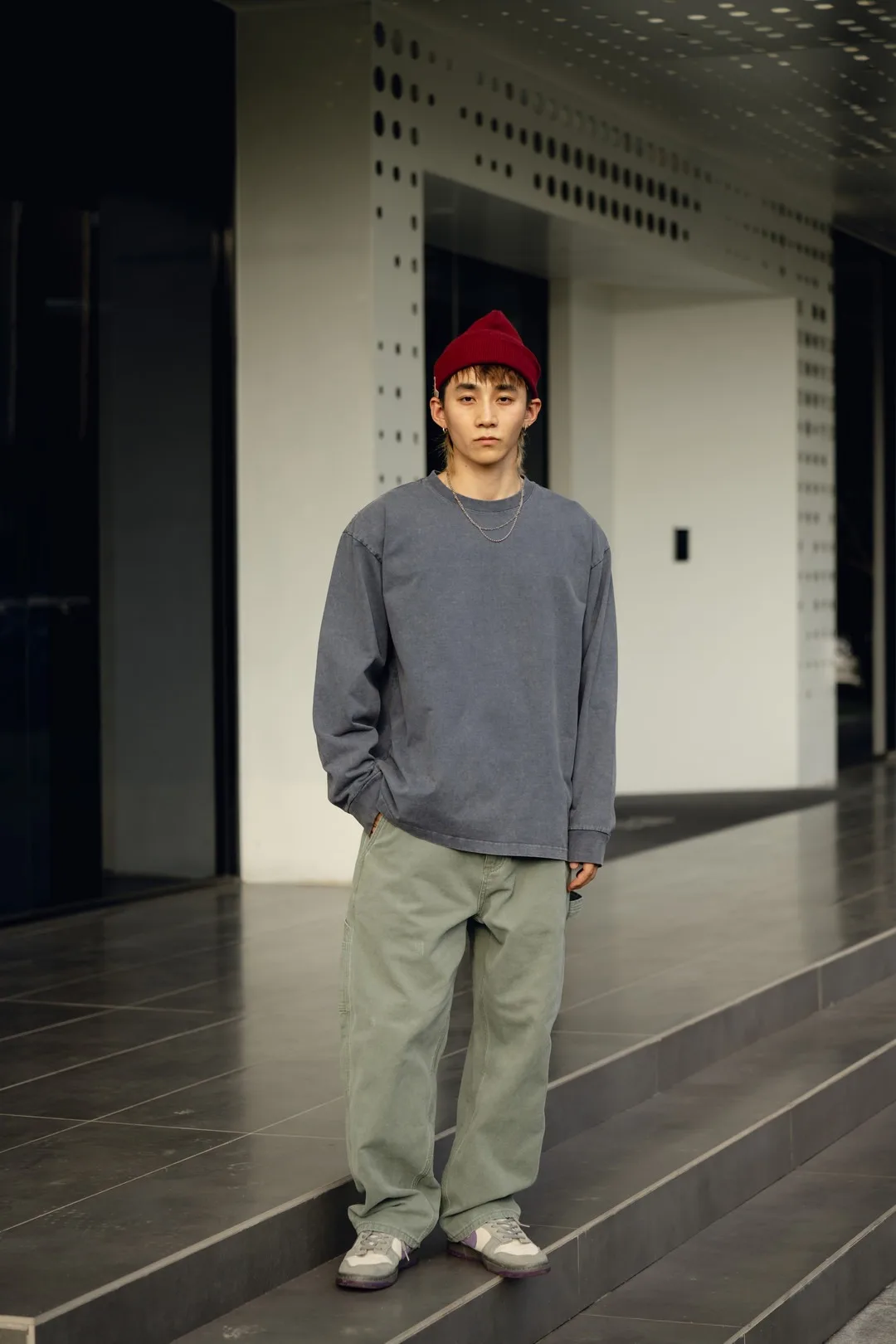 Męskie spodnie casualowe w stylu japońskim retro, sprane, postarzane, o prostych nogawkach, inspirowane odzieżą roboczą.