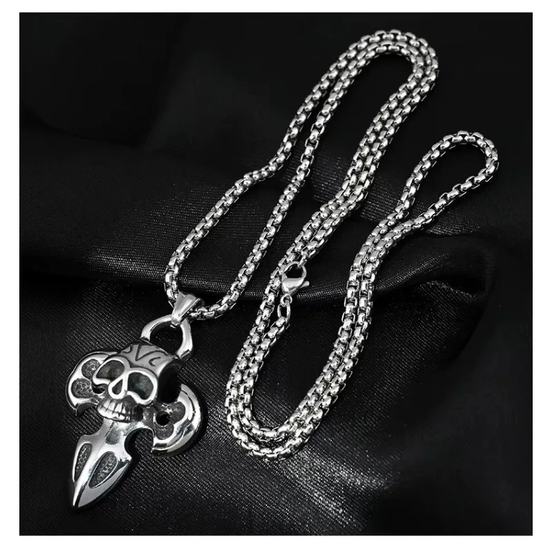 

Retro skull cross titanium steel necklace, hiphop personality, trendy street dance couple accessories