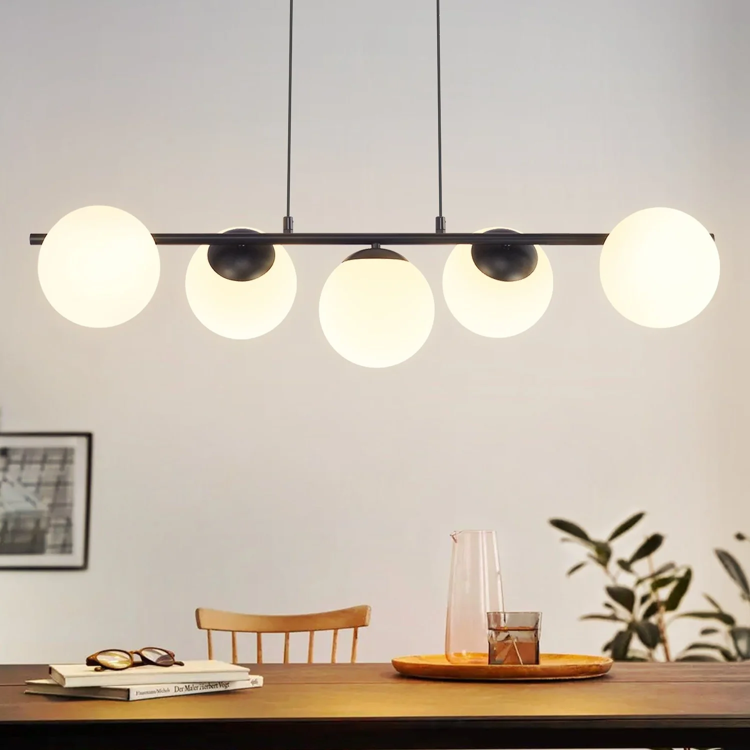Milchweiße 5-flammige Glas-Pendelleuchte, E27-Fassung (ohne Leuchtmittel), höhenverstellbar, im Vintage-Stil, ideal zum Aufhängen über Esstischen, als Mittelstück im Wohnzimmer oder in Cafés.