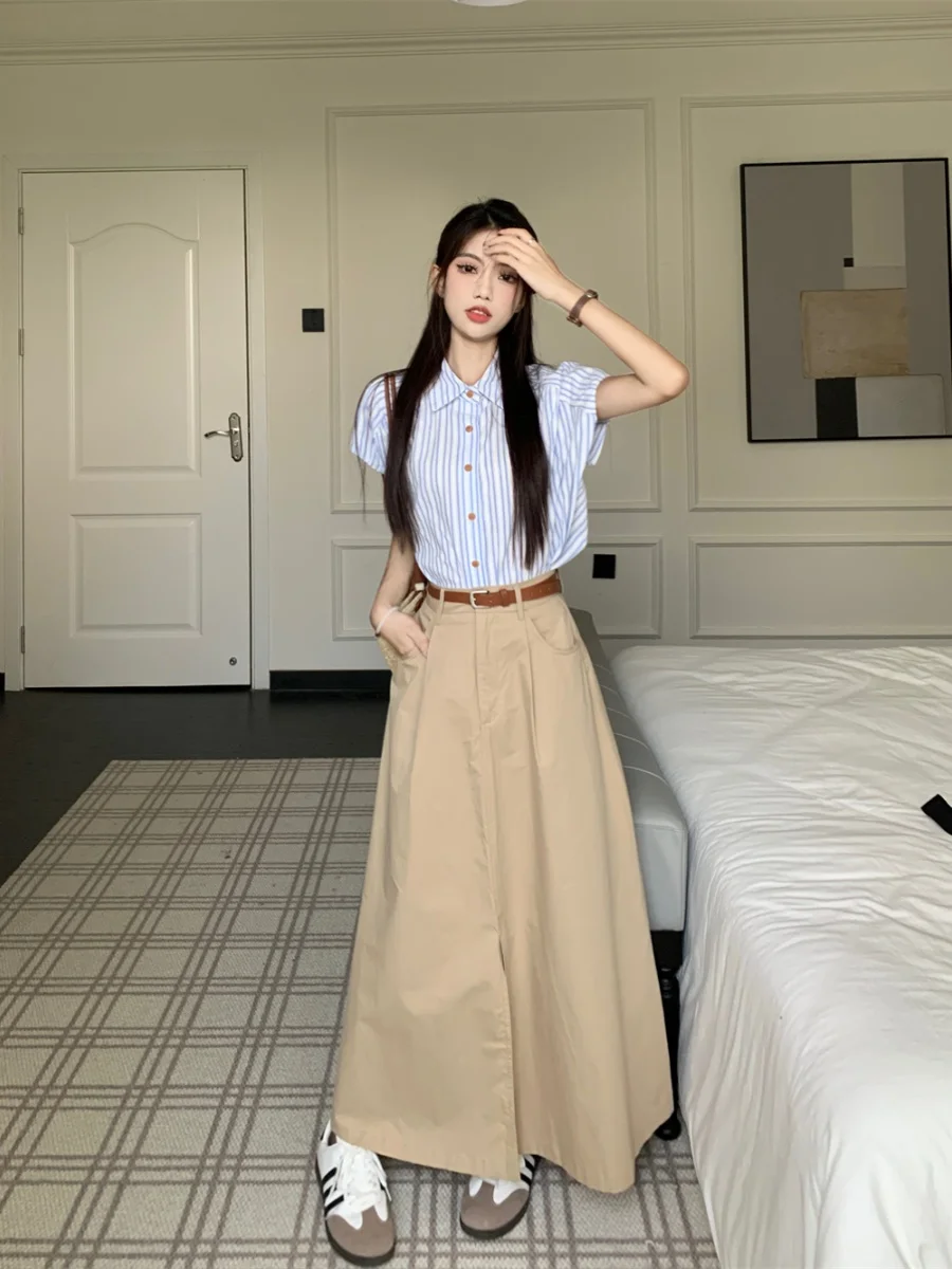 

Комплект из полосатой рубашки и юбки с высокой талией в корейском стиле для полных женщин, летний наряд для повседневной носки.