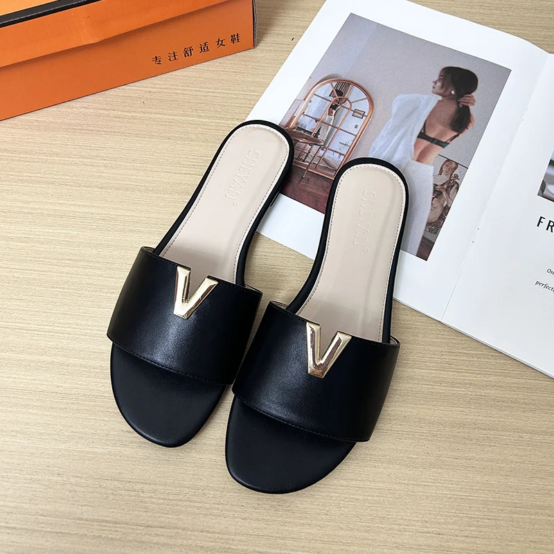 2024 summer new V-shaped metal decoration flat bottomed beach women\'s fashionable slippers