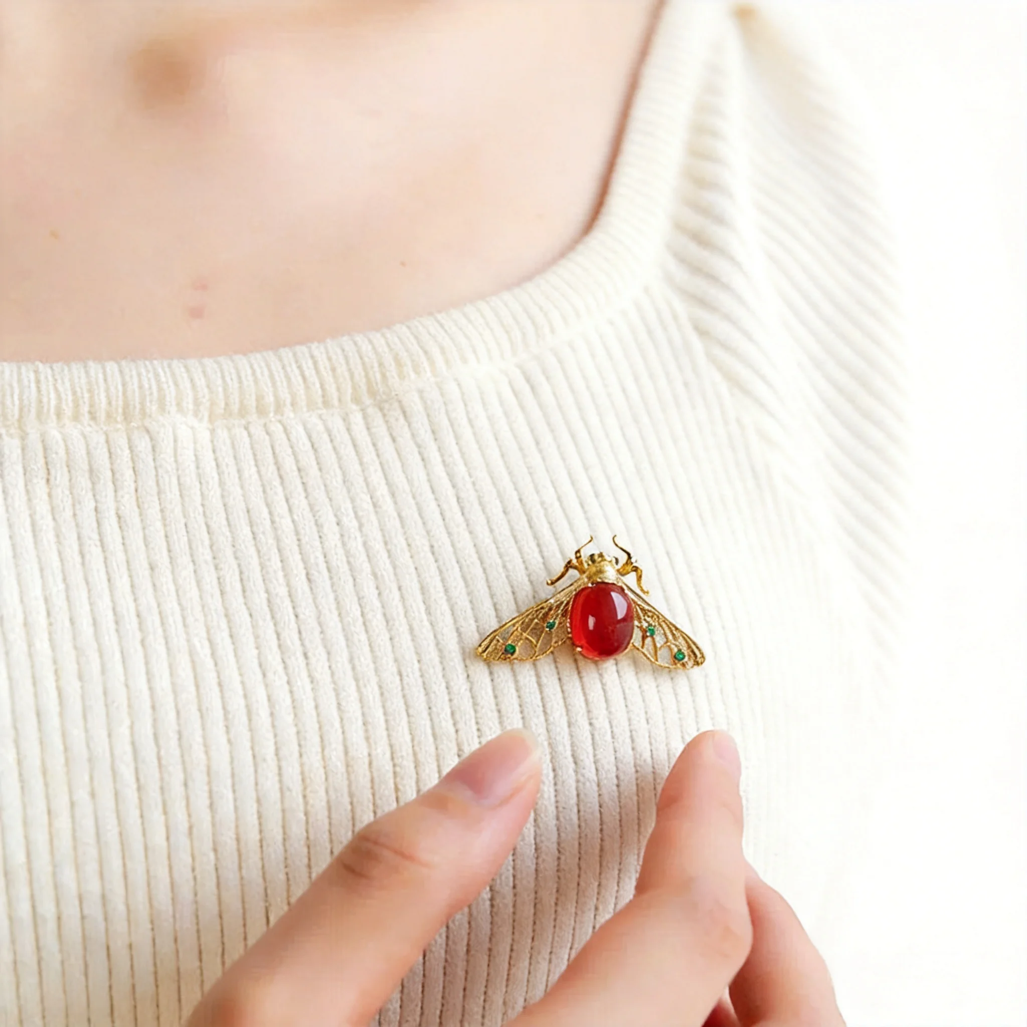 

Chinese Style Auspicious Gold Plated Cicada Brooch For Women Retro Exquisite Red Stone Brooch Niche Design Suit Lapel Pin Good