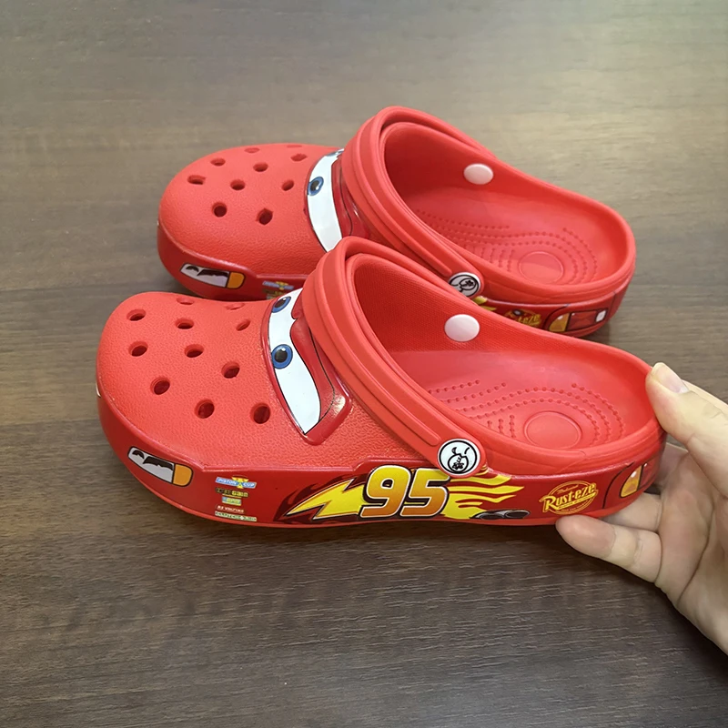 Тапочки с отверстиями Disney Pixar Lightning Mcqueens, однотонные водонепроницаемые тапочки с героями мультфильмов, подходят для уличных сандалий, дышащая обувь из ЭВА, подарок