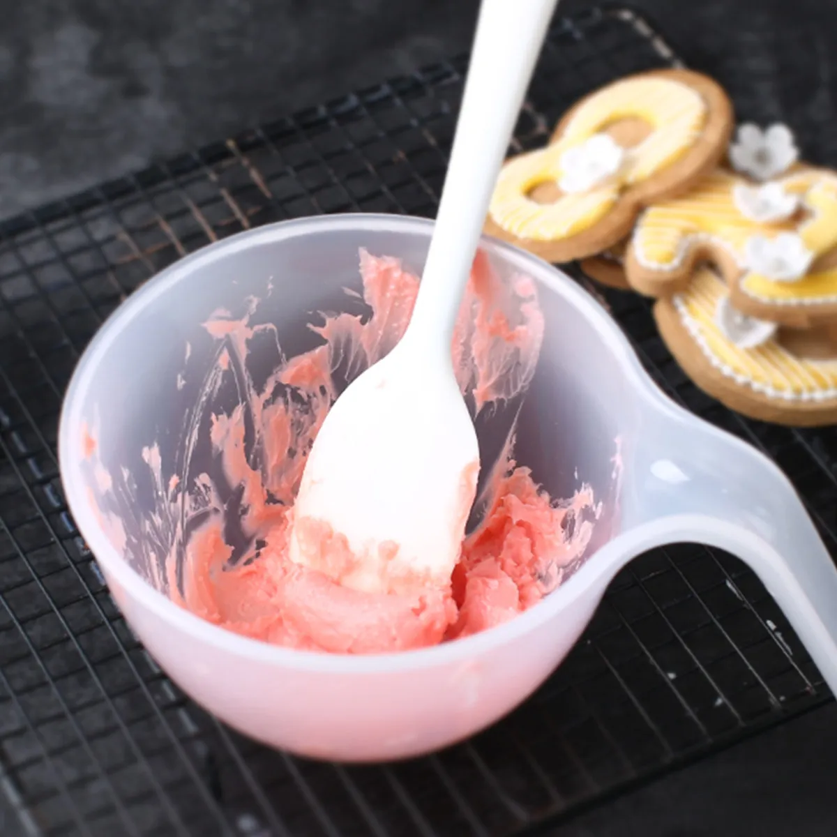 2Pcs Transparent White Plastic Sauce Mixing Bowl with Handle for Kitchen Food Prep Salad Dressing Baking Pastry Decorating