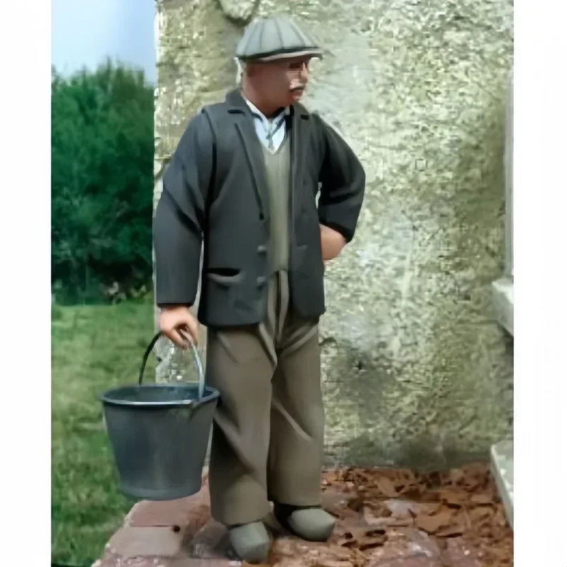 1/35 Resin Model War Civilian Grandfather Carrying Bucket, Resin Model Soldier, Theme, Unassembled and Unpainted K