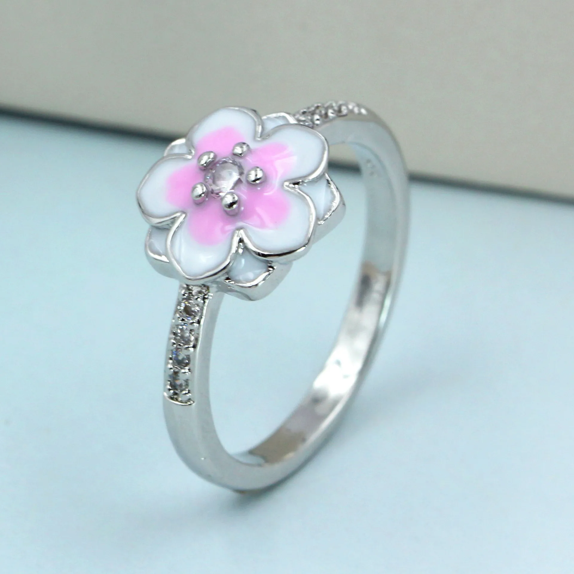 Hot-selling fashionable and luxurious multi-purpose trendy peach blossom ring jewelry for women from Europe and America