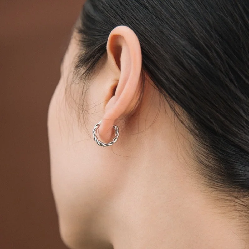 1 Paar mehrfarbige, nicht verblassende kleine runde Creolen für Damen und Herren aus Edelstahl im Gothic-Retro-Stil, Ohrringe, Ohrschmuck – Detail 3