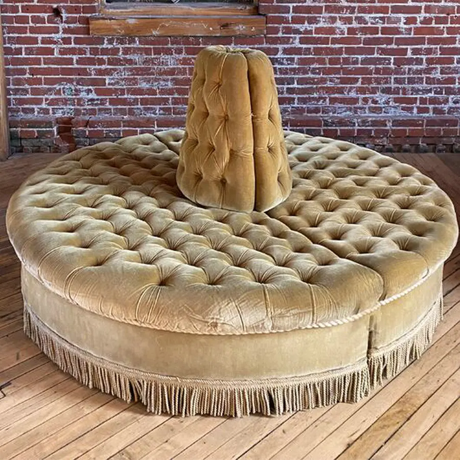 #Vintage Gold Velvet Upholstered Circular Banquete Sofa Fringe Button Tufted Round Conversation Tassel Couches Luxury for Weddin