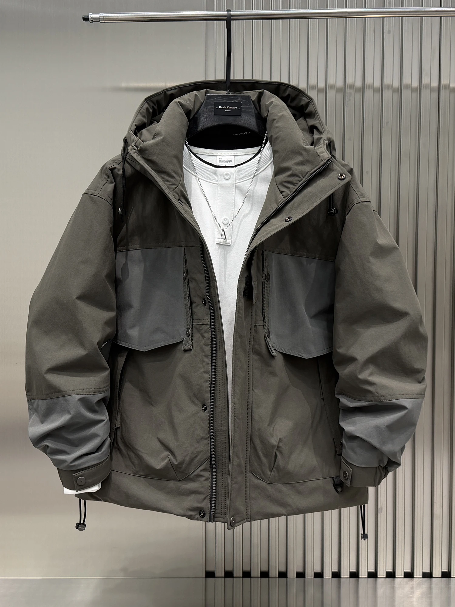 

Мужская утепленная пуховая куртка на зиму 2025: Новинка, американский стиль, комбинированная расцветка, с капюшоном, ветрозащитная, рабочая одежда, модная молодежная модель