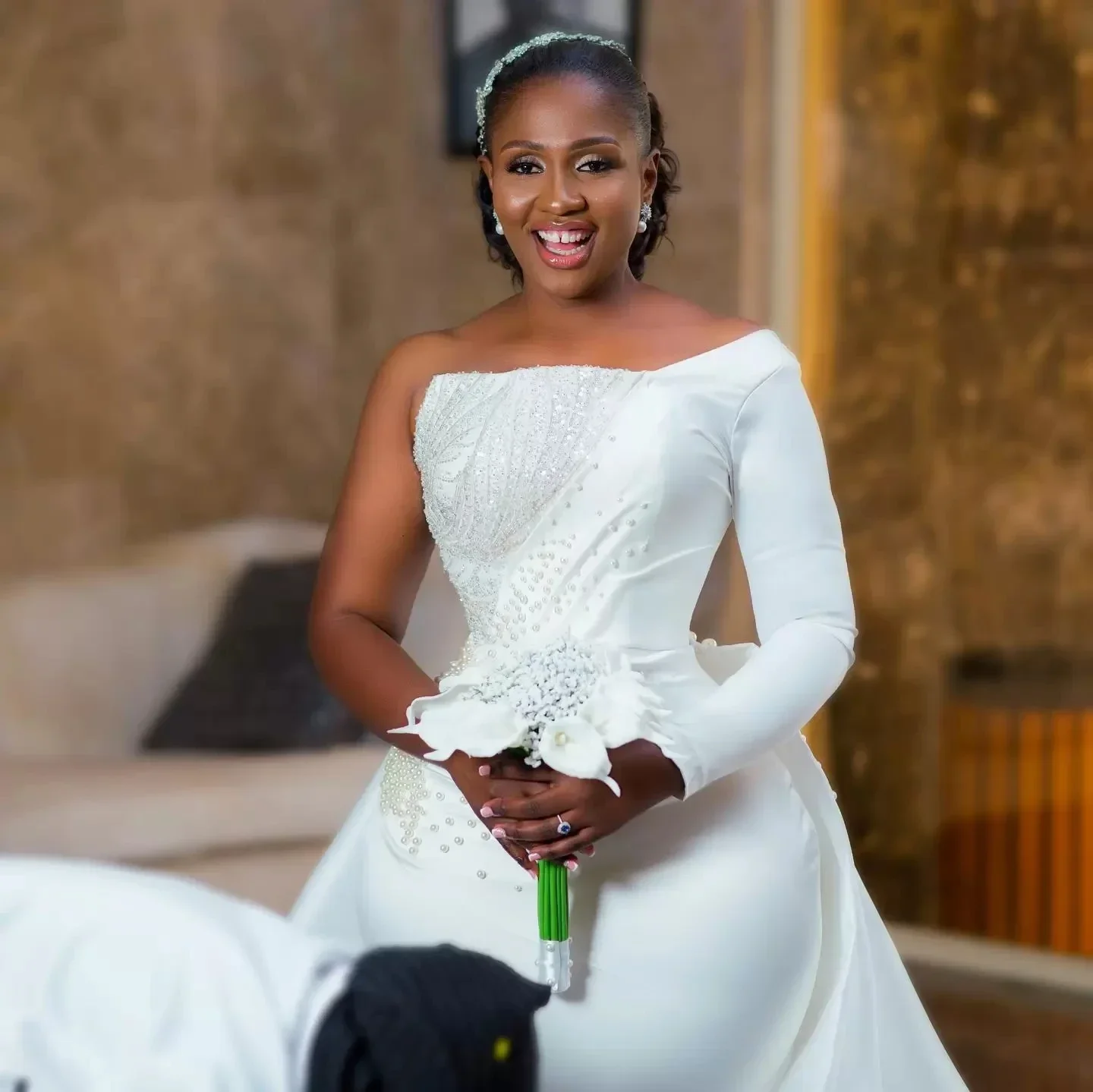 Maßgeschneidertes Perlen-Meerjungfrau-Hochzeitskleid mit abnehmbarer Schleppe, Perlen, eine Schulter, lange Ärmel, Brautkleider Robe De Mariee