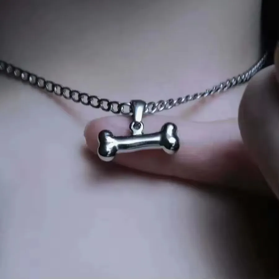 Collar de cadena con colgante de hueso de perro en color plateado para hombres y mujeres, accesorios geniales de estilo hip hop, vintage, grunge y gótico.