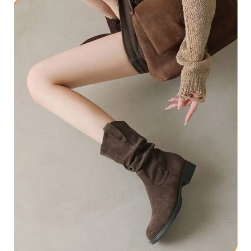 Damen-Stiefeletten aus Kunstwildleder mit flachem Absatz und mittelhoher Schaftweite, zum Überziehen, im Western-Stil mit gerafftem Detail, Retro-Cowgirl-Stiefel für Herbst und Winter. – Detail 4