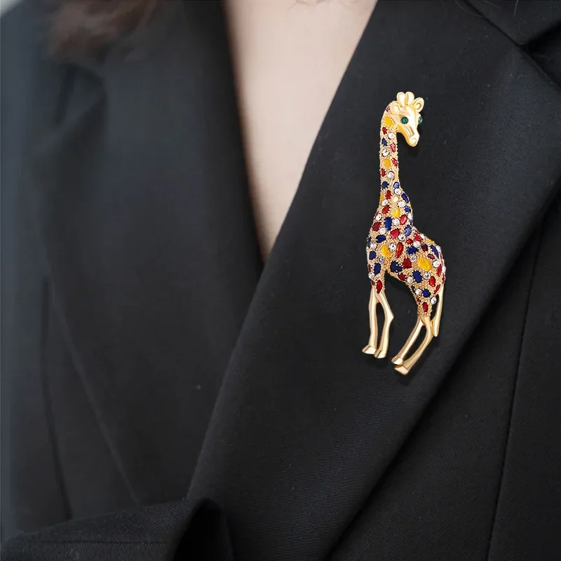 Fashion Alloy Full Rhinestone Giraffe Brooch Women Girls Clothing Retro Creative Design Pin Shining Boutique Suit Accessories