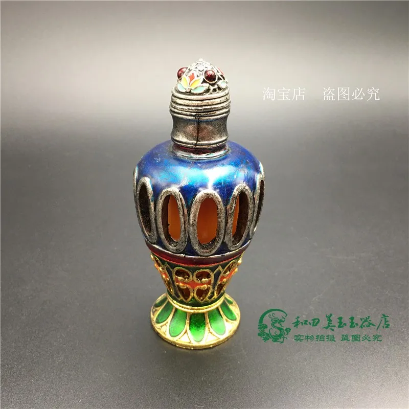 Handpiece technology of Tibetan snuff bottle with antique pure copper inlaid with gems