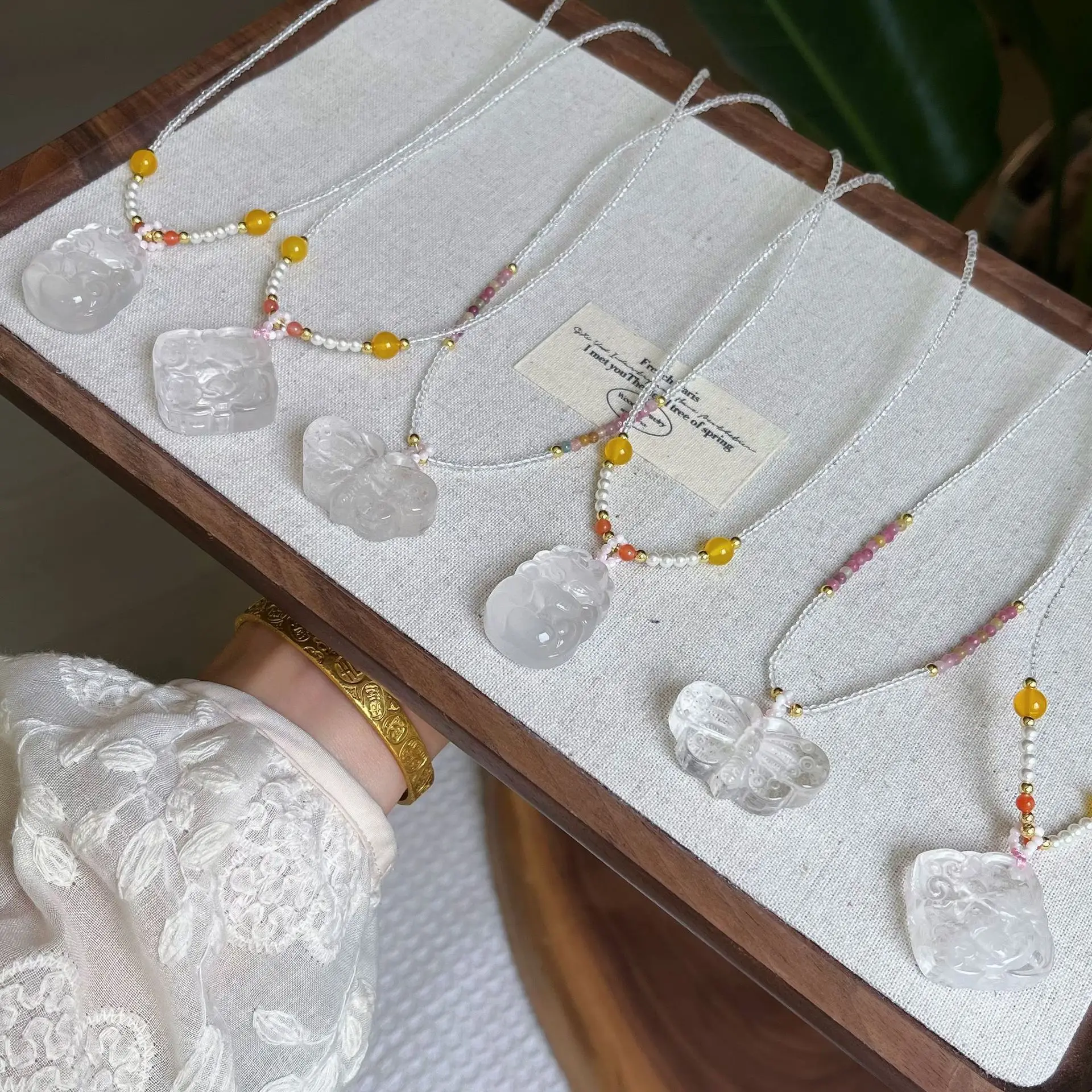 

2025 Новый натуральный кристалл, белый кристалл, тонко резное ожерелье из лисы, высокий кристалл, высокий груз, лиса желает лиса. Леди изысканный подарок