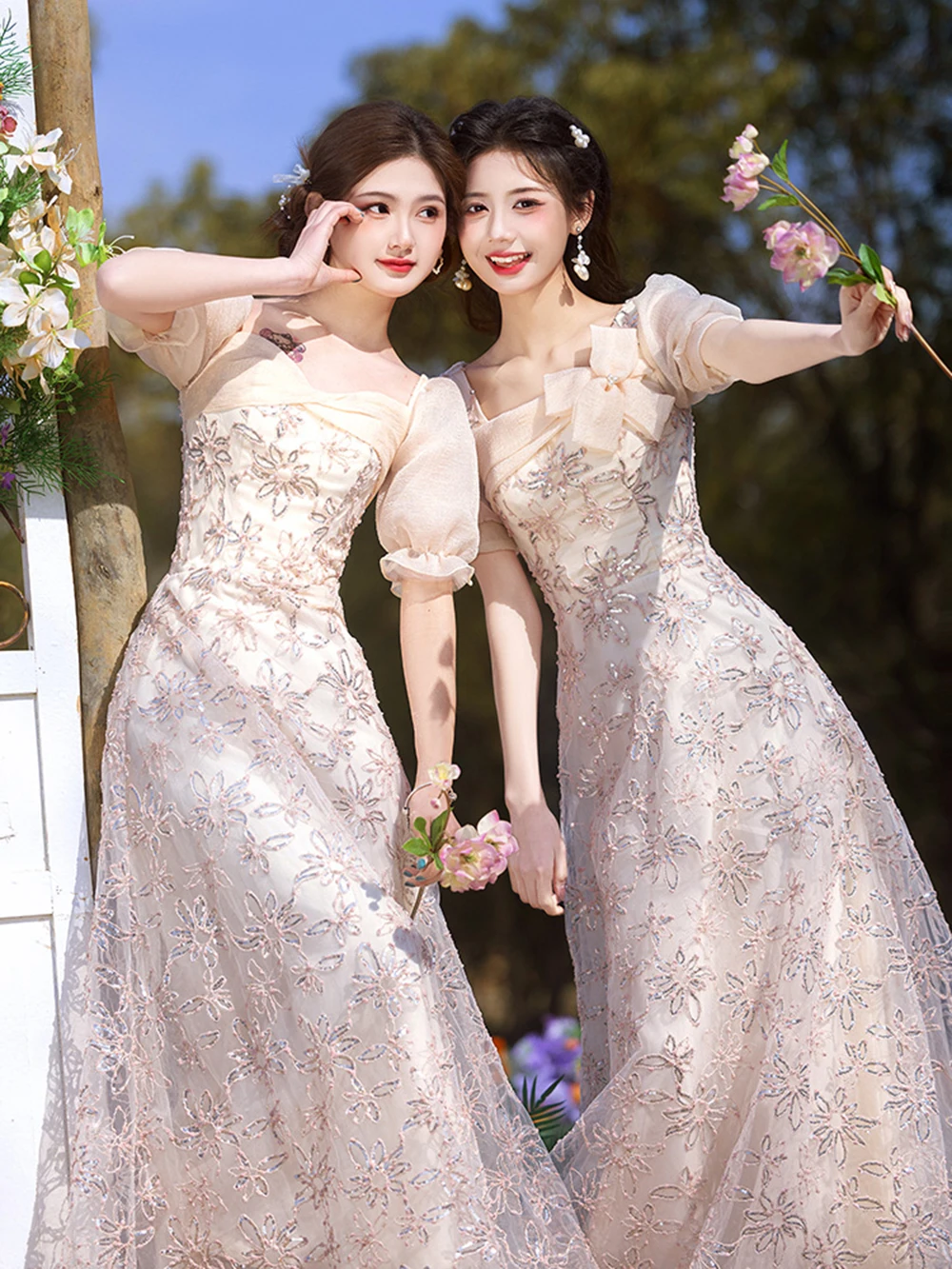 Sukienka druhna w stylu light luxury, różowa, z aplikacjami kwiatowymi, kwadratowy dekolt, odkryte ramiona, suknia na wesele, dla gościa weselnego, dla sióstr, vestido.