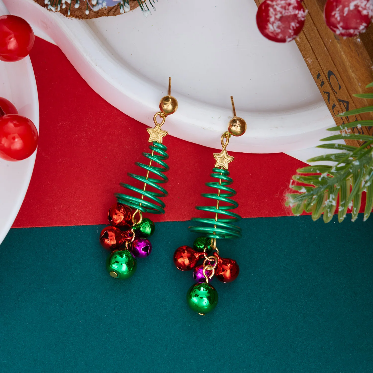 Creative Spiral Wire Christmas Tree Dangle Earring For Women Handmade Beaded Xmas Tree Red Green Bell Drop Earring Party Jewelry