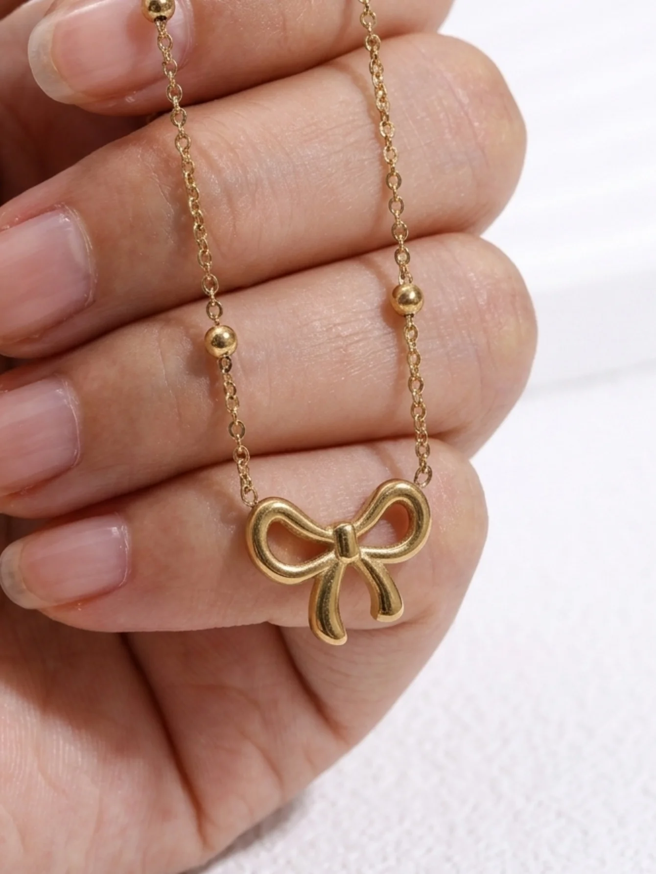 1 Piece of Stainless Steel 18K Gold-Plated Cute Bowknot Bead Necklace, Sweet and Simple Bow Tie Small Gold Bead Clavicle Chain, Suitable for Girls' Daily Energetic Outfits, Date Atmosphere Accessories, Birthday Surprise Gifts, Gentle Inner Wear Accents, and Can Be Worn Alone or Layered for Various Occasions