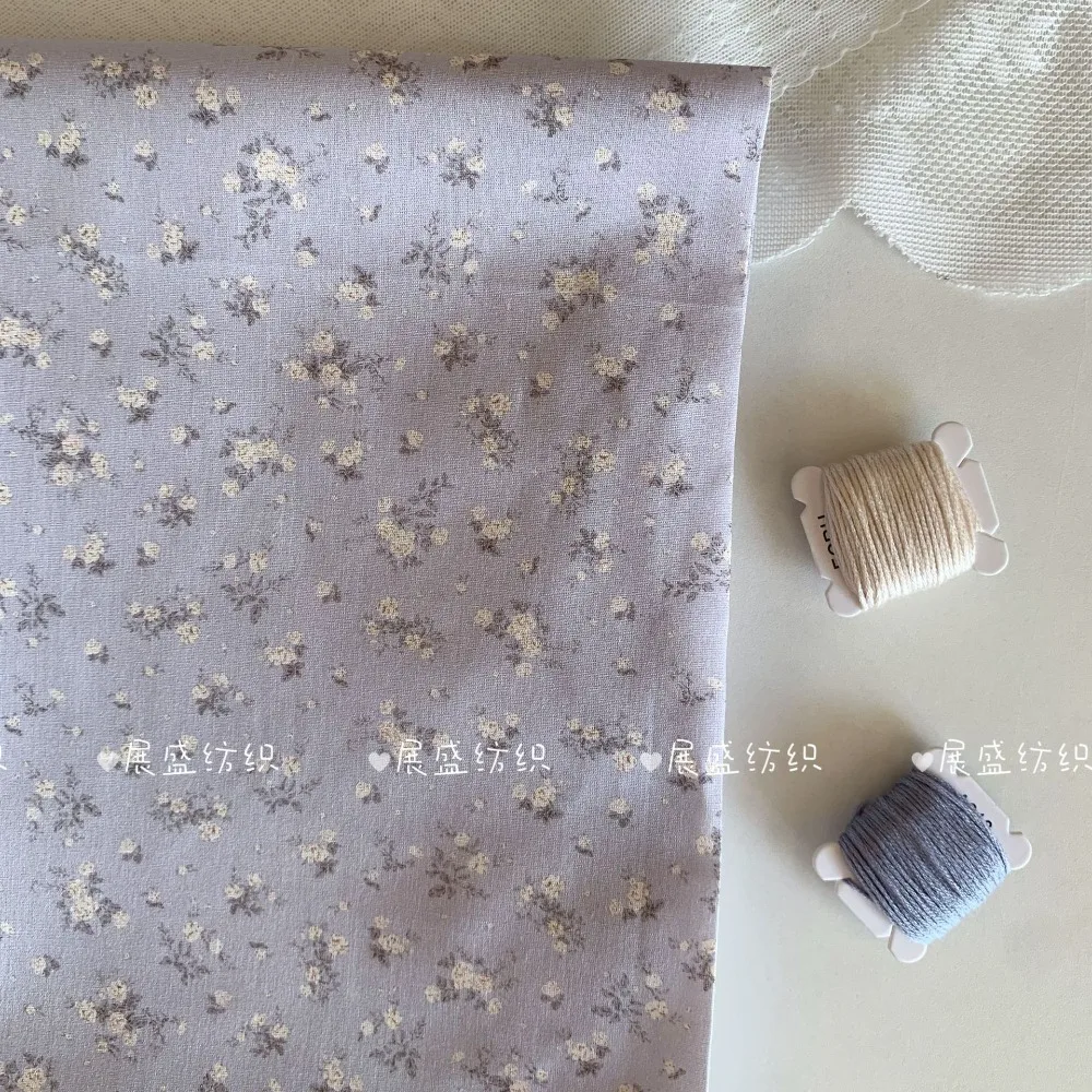 

Хлопковая ткань 145x50 см, фиолетовый цветочный принт, для самостоятельного пошива, одинаковые комплекты для всей семьи, пижамы, детская одежда, материалы для шитья.