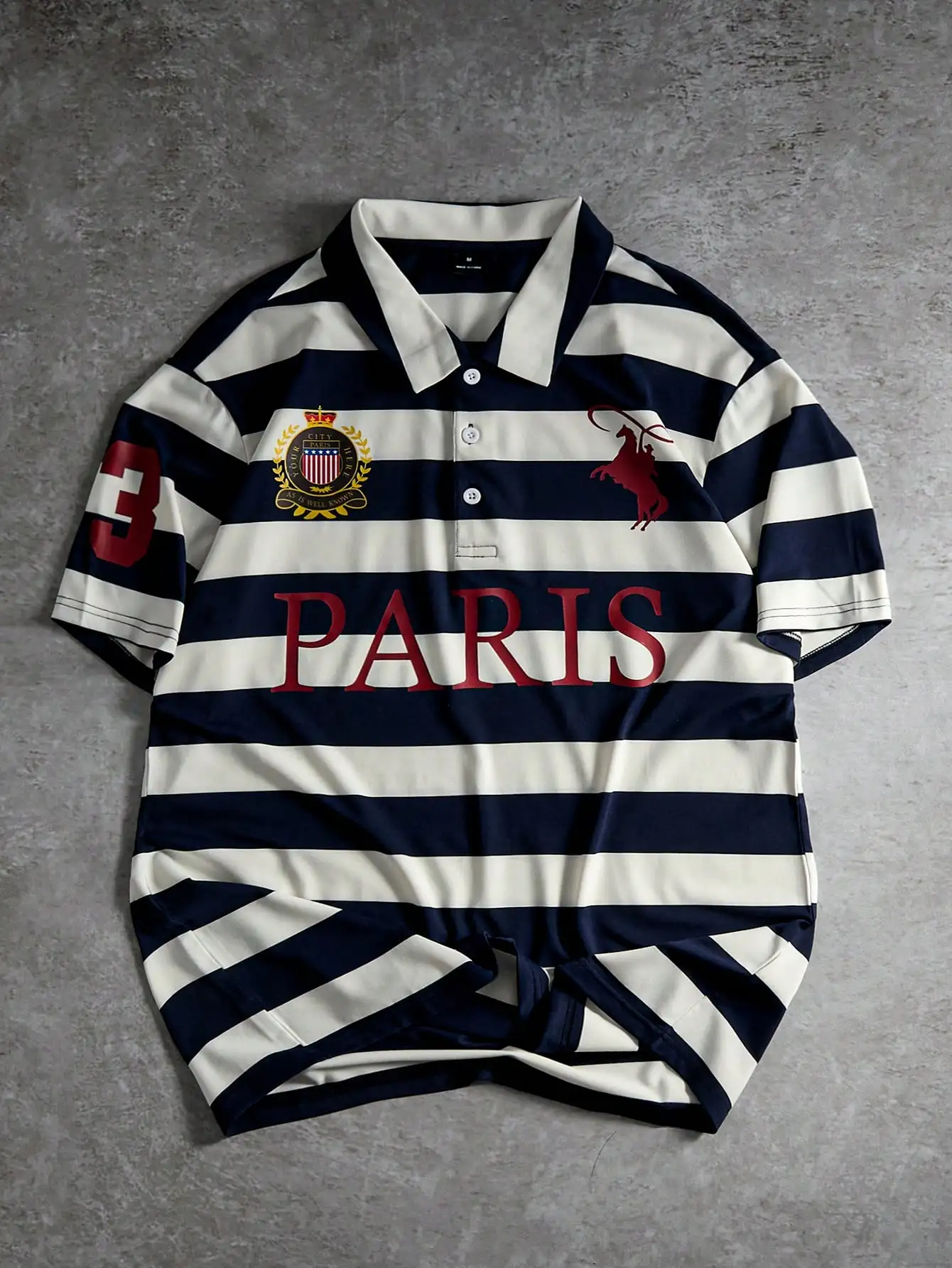 

Мужская поло-футболка с коротким рукавом в полоску (синяя и кремовая) с ярким надписью и дизайном в виде герба