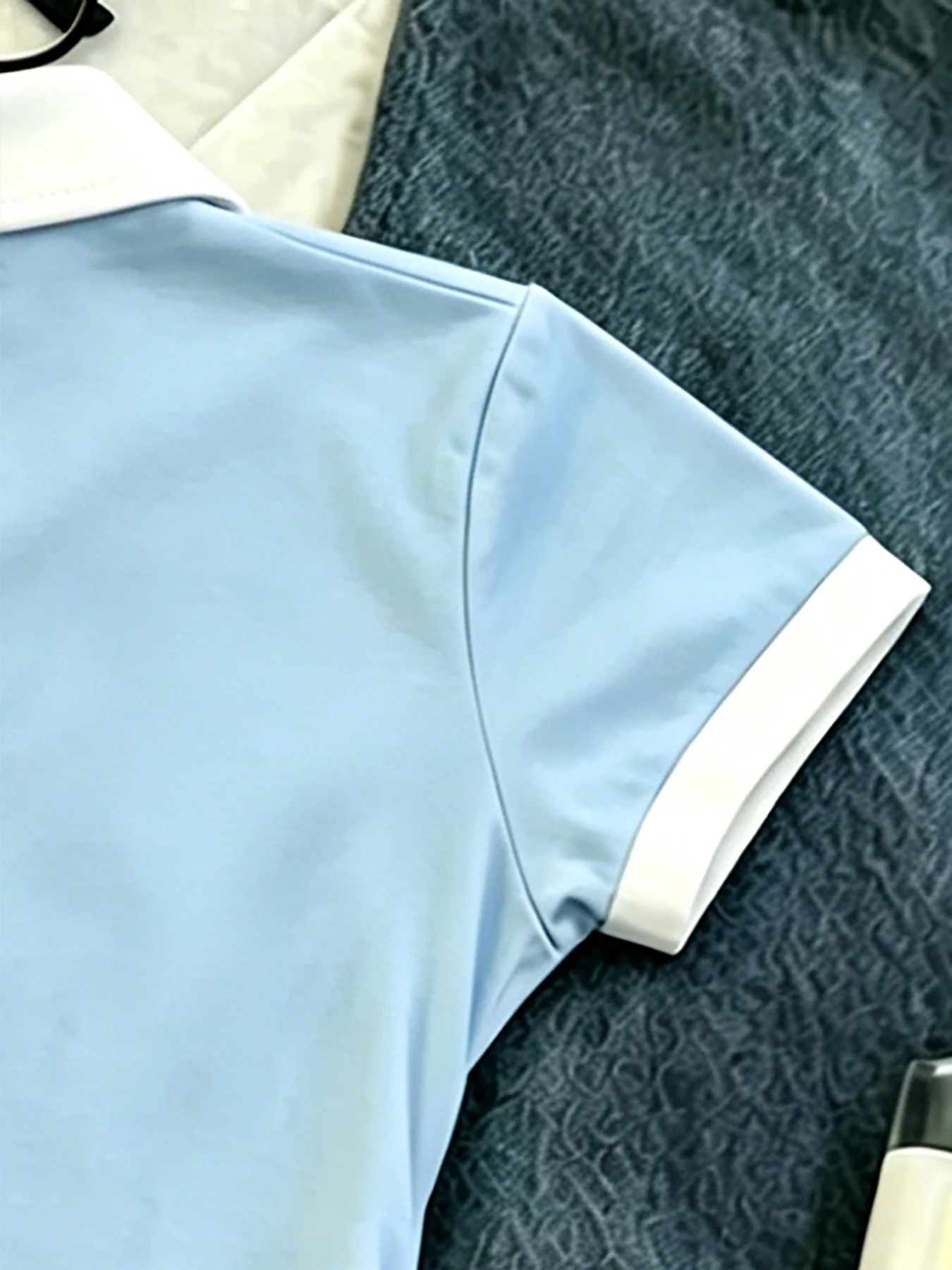 Neues Damen-Poloshirt mit Farbblockierung, vielseitigem Reverskragen und kurzen Ärmeln – Detail 10