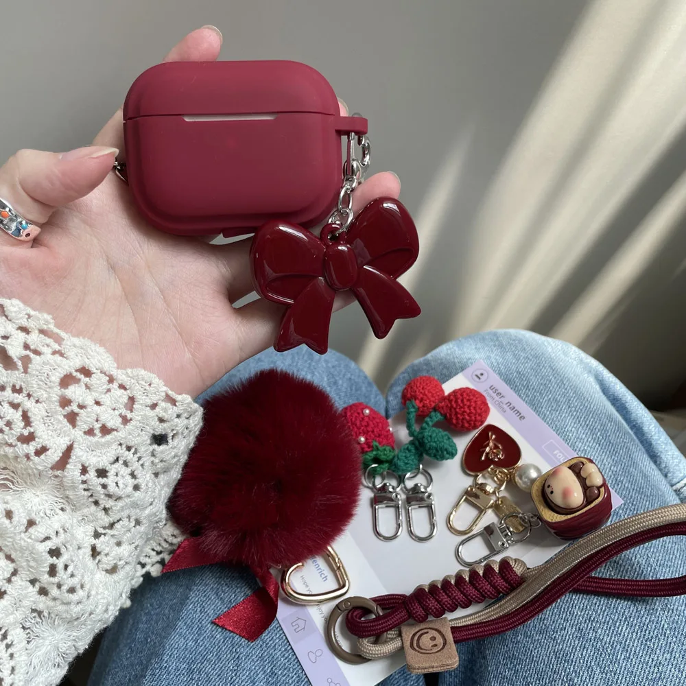 Weinrotes Silikon-Kopfhörer-Etui für AirPods 5 Pro3 2025 Hülle mit Haarball-Kirsch-Schleife Schlüsselanhänger für AirPods 2 3 4 Pro Weiche Hülle – Detail 1