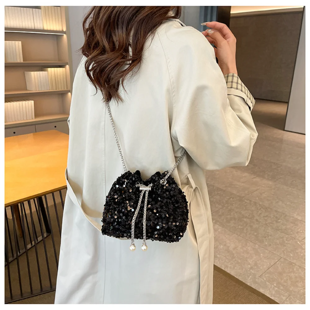 Nuova borsa a secchiello coreana da donna con paillettes di personalità di bell'aspetto, borse a tracolla singole con tracolla alla moda, stile occhi luminosi