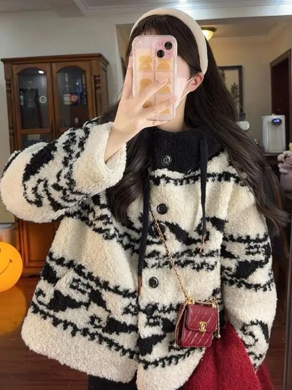 

Новая женская утепленная жилетка из овечьего меха 2025 года, повседневная свободная куртка с капюшоном для осени и зимы, теплая, из полиэфирного волокна