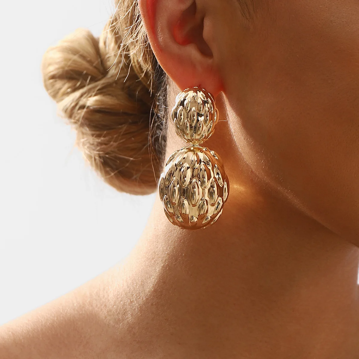 E12778 three-dimensional pleated bud design earrings, French retro premium niche versatile metal earrings
