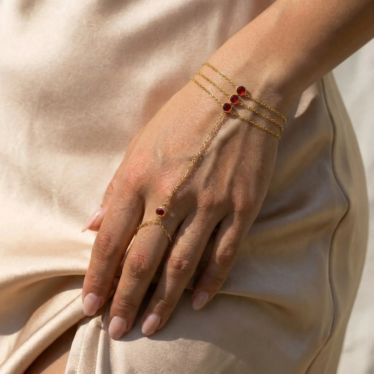 Edelstahlarmbänder mit roten Zirkonia-Steinen, dreischichtig, für Damen und Herren, runde Armreifen mit Strasssteinen, die Finger und Handgelenk verbinden, Party-Schmuck. – Detail 4