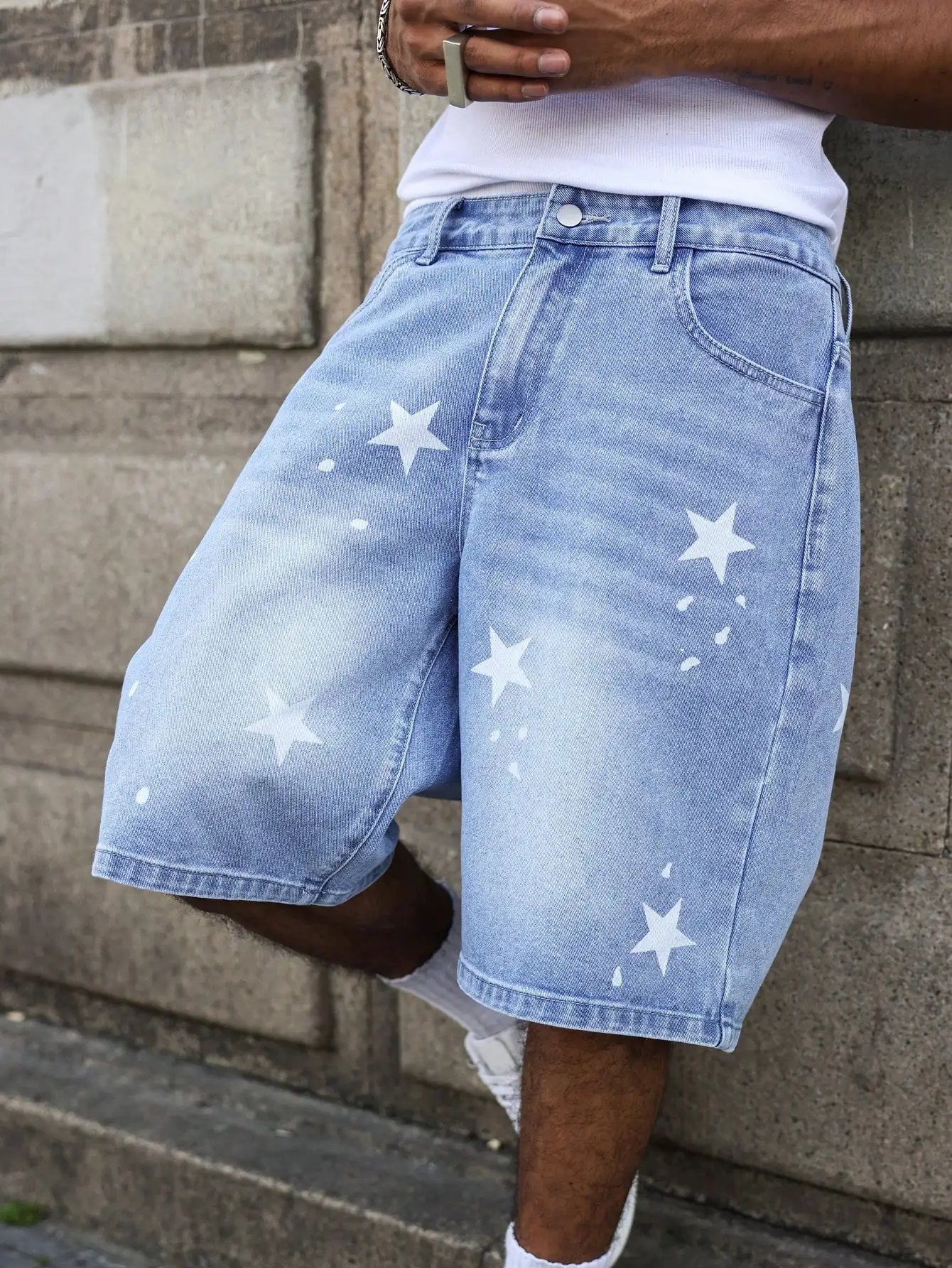 I pantaloncini da uomo in denim blu per la primavera e l'estate, con stelle stampate sulle gambe, sono eleganti e semplici da abbinare.
