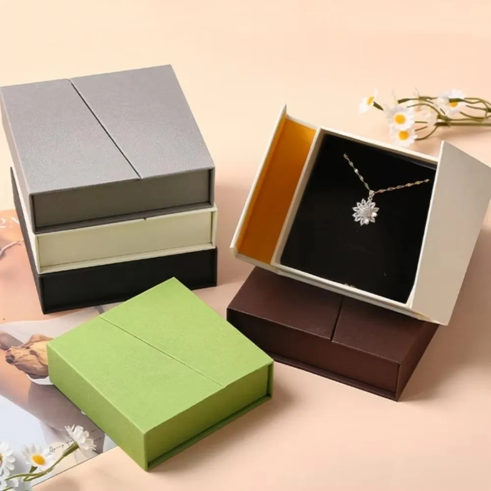 

Двойная открывающаяся коробка для упаковки ювелирных изделий, магнитная откидная застежка, толстая откидная крышка, бумажная шкатулка для ювелирных изделий, коробка для хранения ювелирных изделий из крафт-бумаги